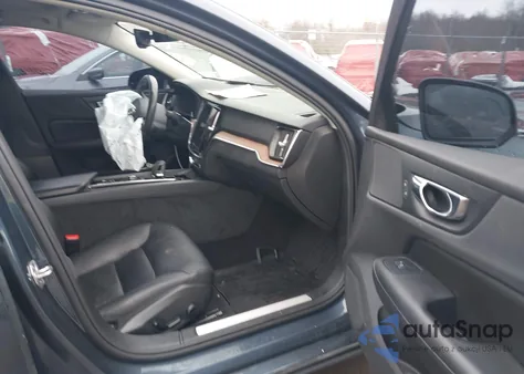 2022 Volvo S60 B5 Momentum z USA, uszkodzony, nr VIN 7JRL12FZXNG161953